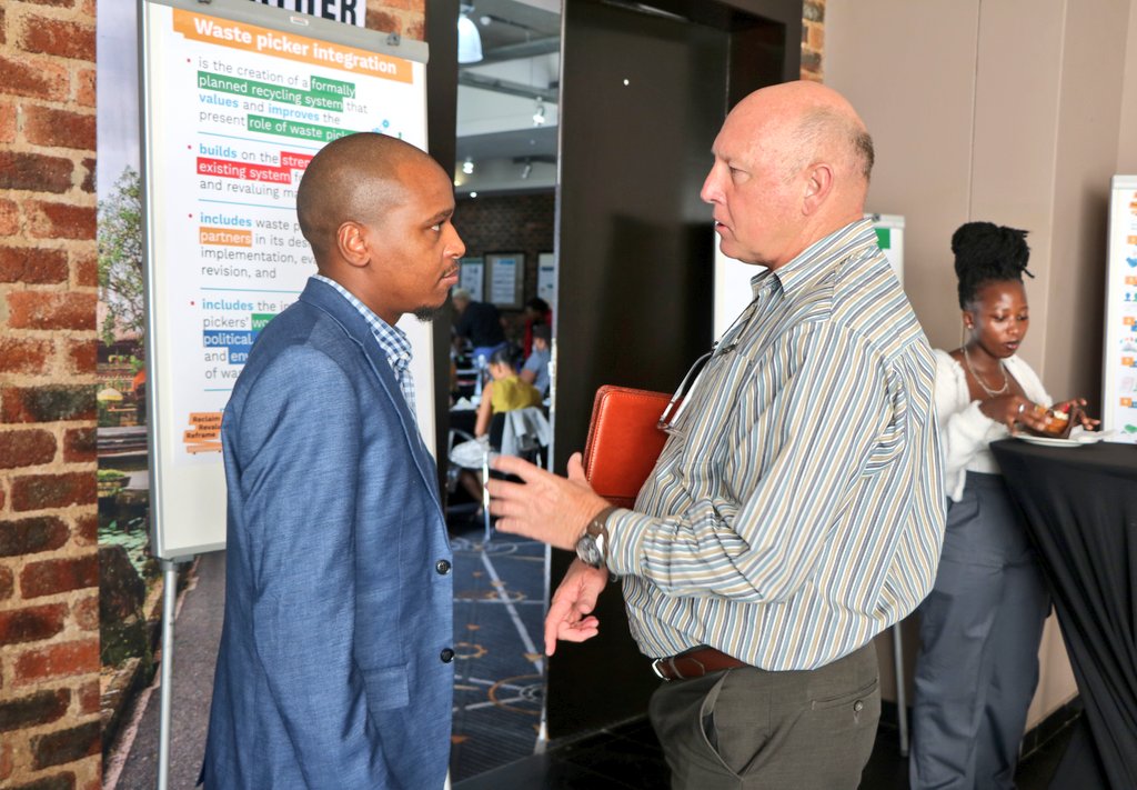 environmentza's tweet photo. Delegates attending the #WastePickerIntegration Workshop to build on the strengths of the existing system for collecting & revaluing materials.
It includes #WastePickers as key partners in its design, implementation, evaluation & revision. #Recycling https://t.co/rbtDcOOExs