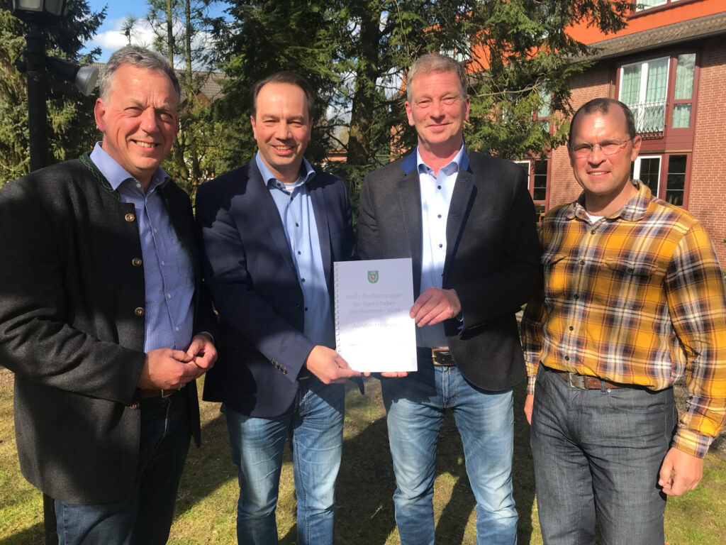 Landvolk und Jägerschaft wollen gemeinsam den Wolf managen
(L P D) – „Draußen brennt die Luft – besonders bei den Weidetierhaltern … #Aktionsbündnis aktives Wolfsmanagement #Auricher Erklärung #Damman-Tamke &gt; landvolk.net/lpdartikel/lan…