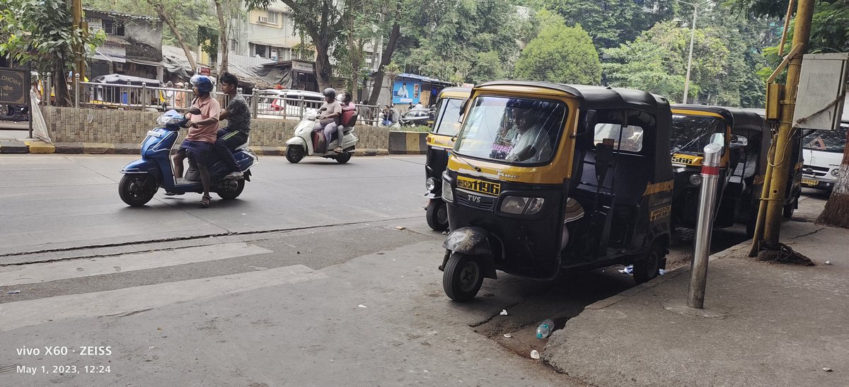PIlka2401's tweet photo. @MTPHereToHelp .near to saidhan hospital mulund east all autorickshaw drivers always denied trips to the nearest place and parked their vehicles in 2 rows. Pl action https://t.co/rHZPRqIW0t