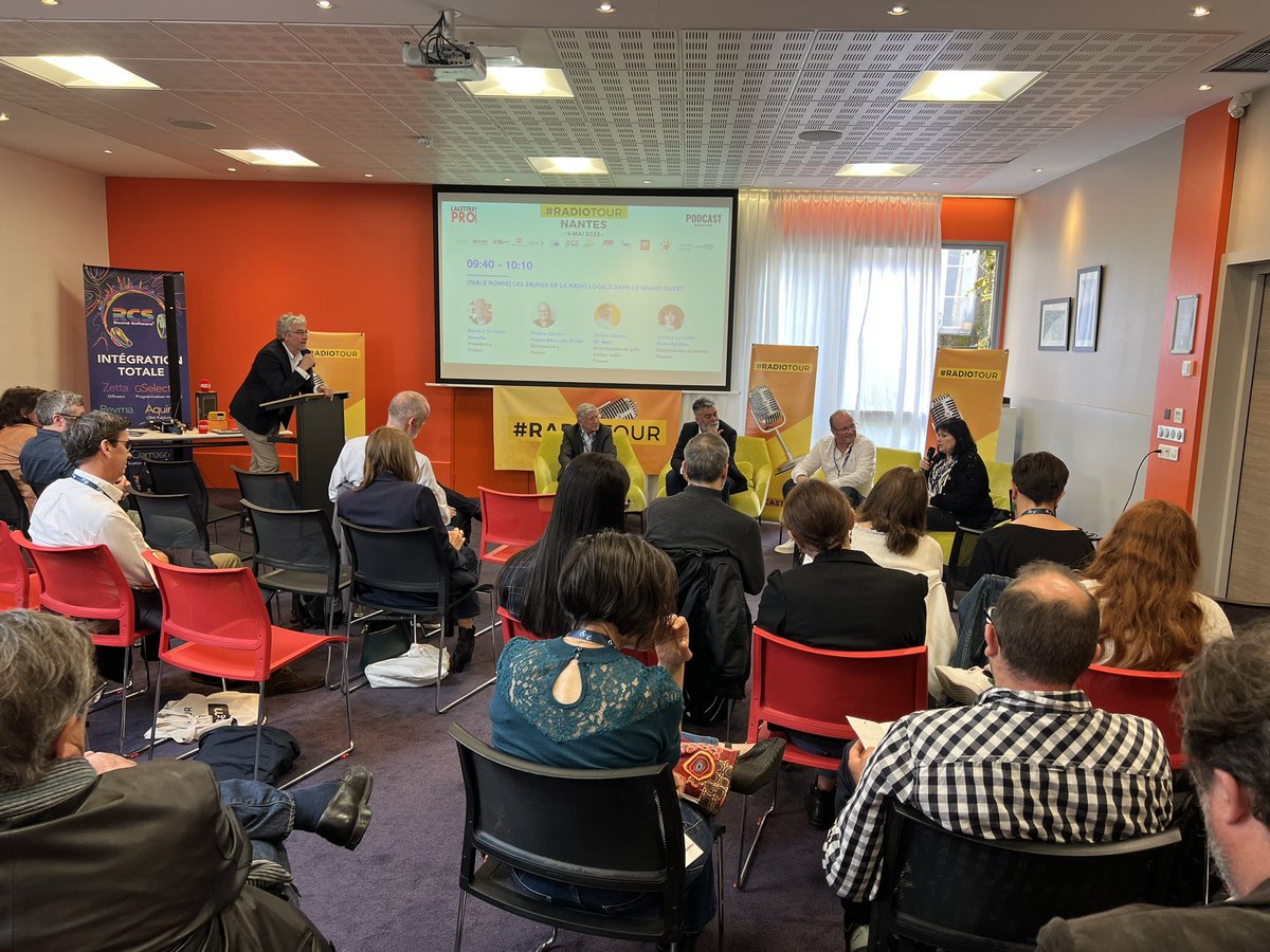 simonmarty's tweet image. Le Radio Tour fait escale à Nantes ! L’occasion d’échanger sur les pratiques des radios en région Pays de la Loire et observer les différents positionnements !