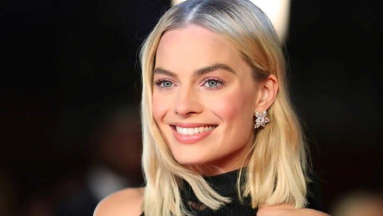 mart_afc's tweet photo. Actress Margot Robbie reveals in a new interview why Saka is the best in the world. 

“He (Saka) understands rhythm on a natural level. Very few players can play as a primary controller with metronomic efficiency, as well as a box-to-box blood hound with output focus.” https://t.co/6ryHyWLrUU