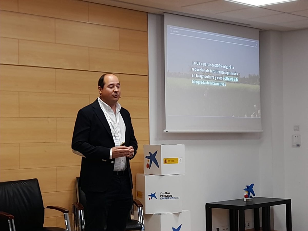 EmprendeXXI_'s tweet photo. 👉Entramos en la recta final con #RootecoAgriculture, una empresa 100% #biotecnológica, ecológica y sostenible que ofrece productos innovadores para el sector Agrícola y Forestal.🌲
@caixabank @enisa @jcyl
#PremiosEmprendeXXI #DayOneInnovationSummit https://t.co/HFHei9uUQd
