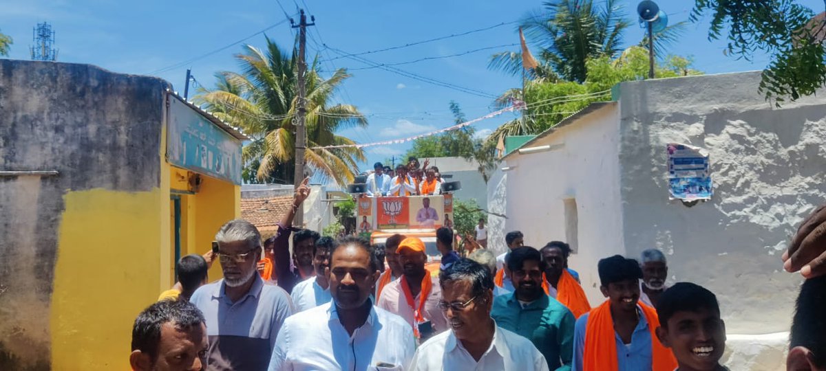 KrishnaNaik07's tweet photo. ದುಡ್ಡು ತೆಗೆದುಕೊಂಡು ಮತ ನೀಡುವ ಆ ದಿನಗಳು ದೂರವಾಗಿದೆ. ಸ್ವಾಭಿಮಾನದಿಂದ ಮೇ 10 ನೇ ತಾರೀಖು ಬಜರಂಗಬಲಿಯನ್ನು ಸ್ಮರಿಸುತ್ತ ಸೀರಿಯಲ್ ಸಂಖ್ಯೆ 2ಕ್ಕೆ ಮತ ನೀಡಿ. ಕಾಂಗ್ರೆಸ್ ಮುಕ್ತ ಮಲ್ಲಿಗೆ ನಾಡನ್ನಾಗಿಸೋಣ #krishnanaik https://t.co/ygK2d052u8