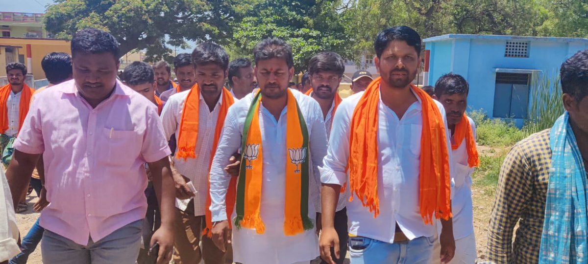 KrishnaNaik07's tweet photo. ದುಡ್ಡು ತೆಗೆದುಕೊಂಡು ಮತ ನೀಡುವ ಆ ದಿನಗಳು ದೂರವಾಗಿದೆ. ಸ್ವಾಭಿಮಾನದಿಂದ ಮೇ 10 ನೇ ತಾರೀಖು ಬಜರಂಗಬಲಿಯನ್ನು ಸ್ಮರಿಸುತ್ತ ಸೀರಿಯಲ್ ಸಂಖ್ಯೆ 2ಕ್ಕೆ ಮತ ನೀಡಿ. ಕಾಂಗ್ರೆಸ್ ಮುಕ್ತ ಮಲ್ಲಿಗೆ ನಾಡನ್ನಾಗಿಸೋಣ #krishnanaik https://t.co/ygK2d052u8