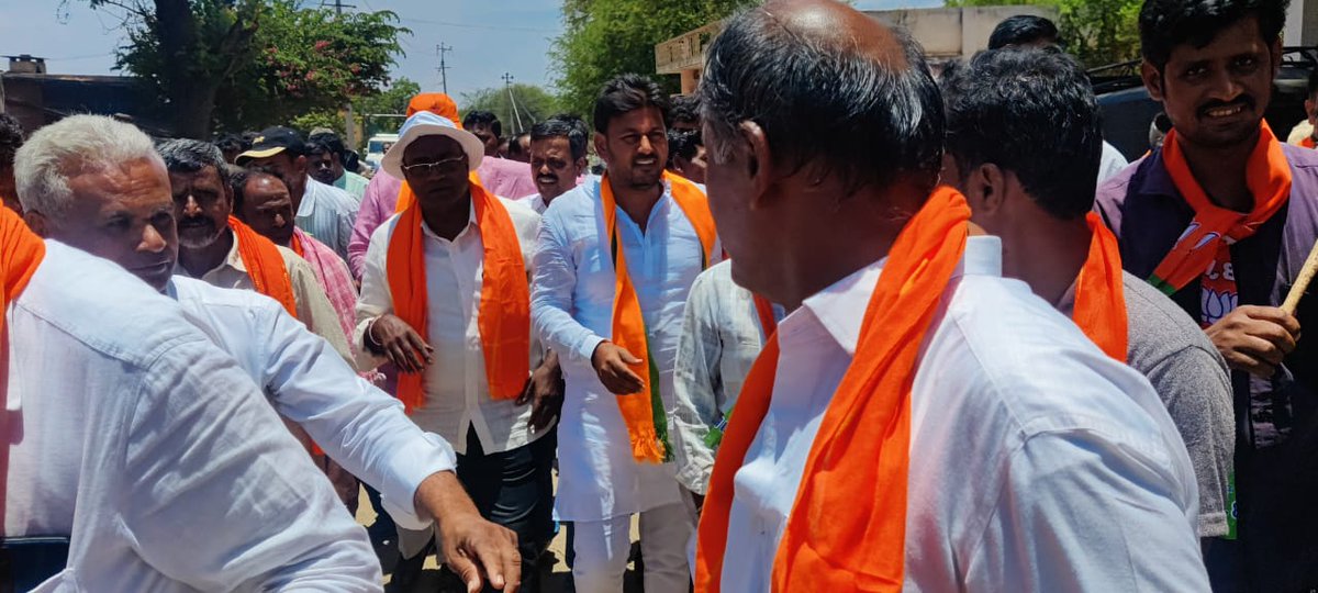 KrishnaNaik07's tweet photo. ದುಡ್ಡು ತೆಗೆದುಕೊಂಡು ಮತ ನೀಡುವ ಆ ದಿನಗಳು ದೂರವಾಗಿದೆ. ಸ್ವಾಭಿಮಾನದಿಂದ ಮೇ 10 ನೇ ತಾರೀಖು ಬಜರಂಗಬಲಿಯನ್ನು ಸ್ಮರಿಸುತ್ತ ಸೀರಿಯಲ್ ಸಂಖ್ಯೆ 2ಕ್ಕೆ ಮತ ನೀಡಿ. ಕಾಂಗ್ರೆಸ್ ಮುಕ್ತ ಮಲ್ಲಿಗೆ ನಾಡನ್ನಾಗಿಸೋಣ #krishnanaik https://t.co/ygK2d052u8