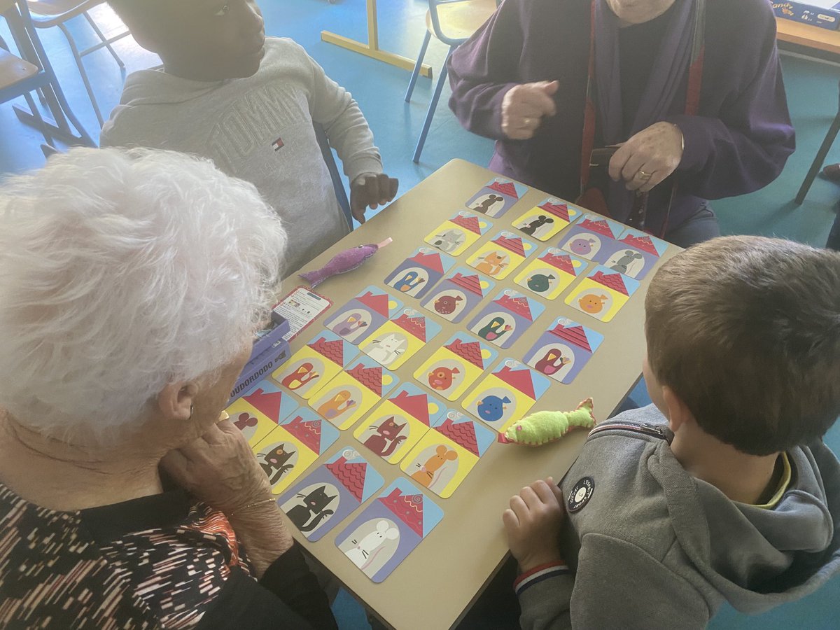 fabienvallier's tweet photo. #Direct rencontre inter génération entre les élèves de l’école maternelle #criel @Voiron_Ville et les résidents de l’établissement Pierre Blanche. Un moment de partages exceptionnel ! @patrice_gros https://t.co/YaMLoRq9Ef