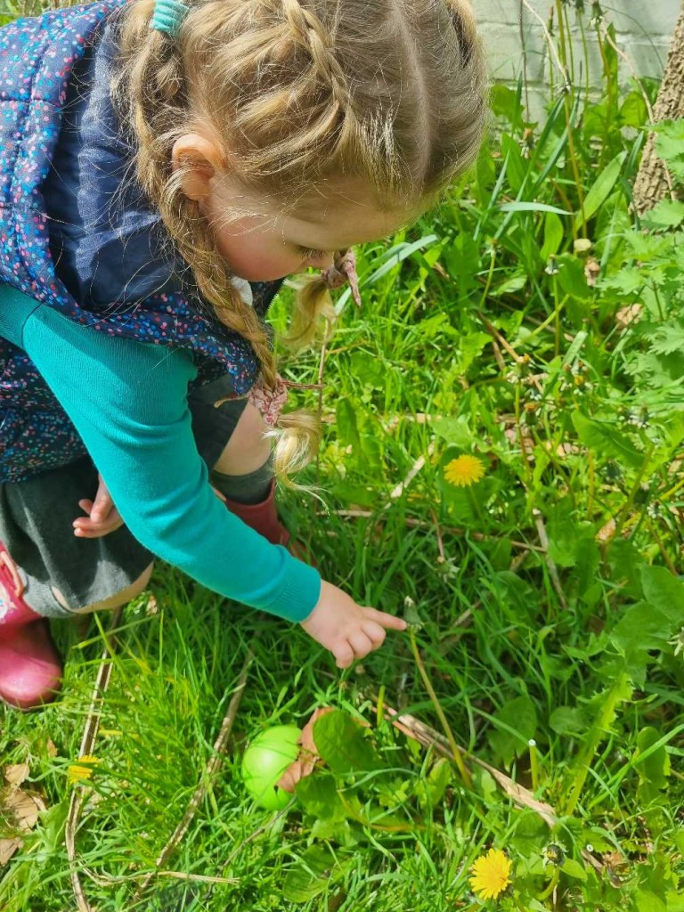 tiddlers1's tweet photo. Delightful Dandelions! "when they are yellow they are flowers" "when they are white they are seed fairies" "this one is closed, he's cold! Is he sleeping?" "I'm flying the seeds" "it looks like a parachute!" "I help more grow" #fascinations #outdoorlearning #exploration 🌻 https://t.co/ooBeEQ85H4
