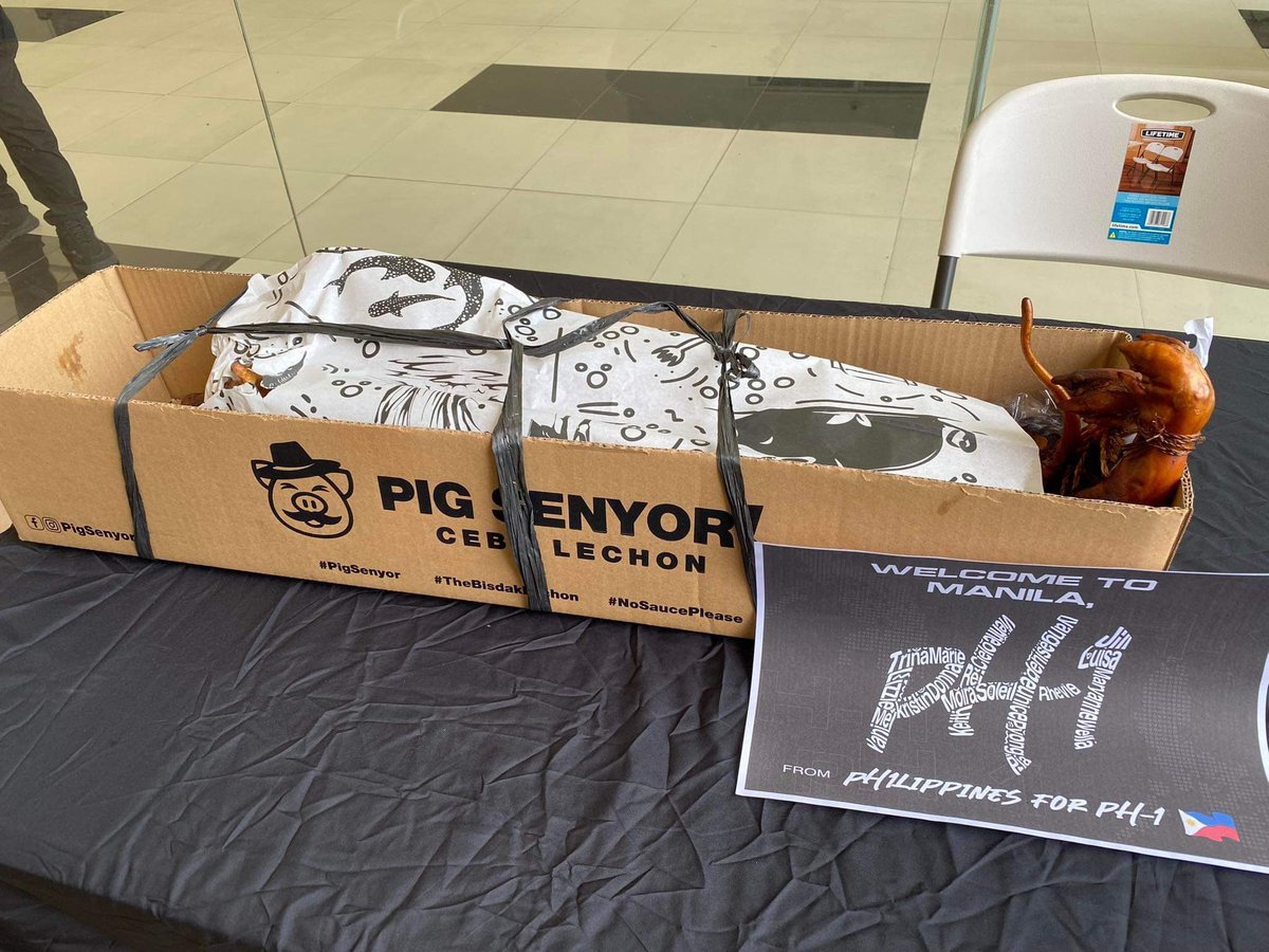 ph1thehomebodyy's tweet photo. Hey, fam!!

pH-1 said that they received all the gifts &amp; enjoyed the lechon. so A HUGE THANKS to everyone who helped us in making the projects come true. we couldn’t have done it w/o you. 🧡

thank u also @KarposLive @karposmm for the opportunity to make it happen 🧡

#pH1inMNL https://t.co/rvxRN9rpii
