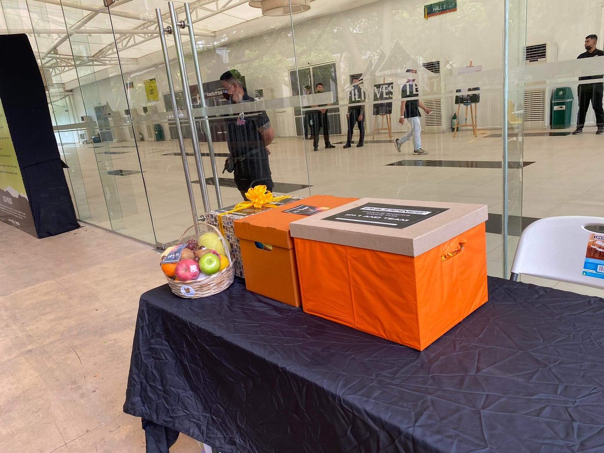 ph1thehomebodyy's tweet photo. Hey, fam!!

pH-1 said that they received all the gifts &amp; enjoyed the lechon. so A HUGE THANKS to everyone who helped us in making the projects come true. we couldn’t have done it w/o you. 🧡

thank u also @KarposLive @karposmm for the opportunity to make it happen 🧡

#pH1inMNL https://t.co/rvxRN9rpii