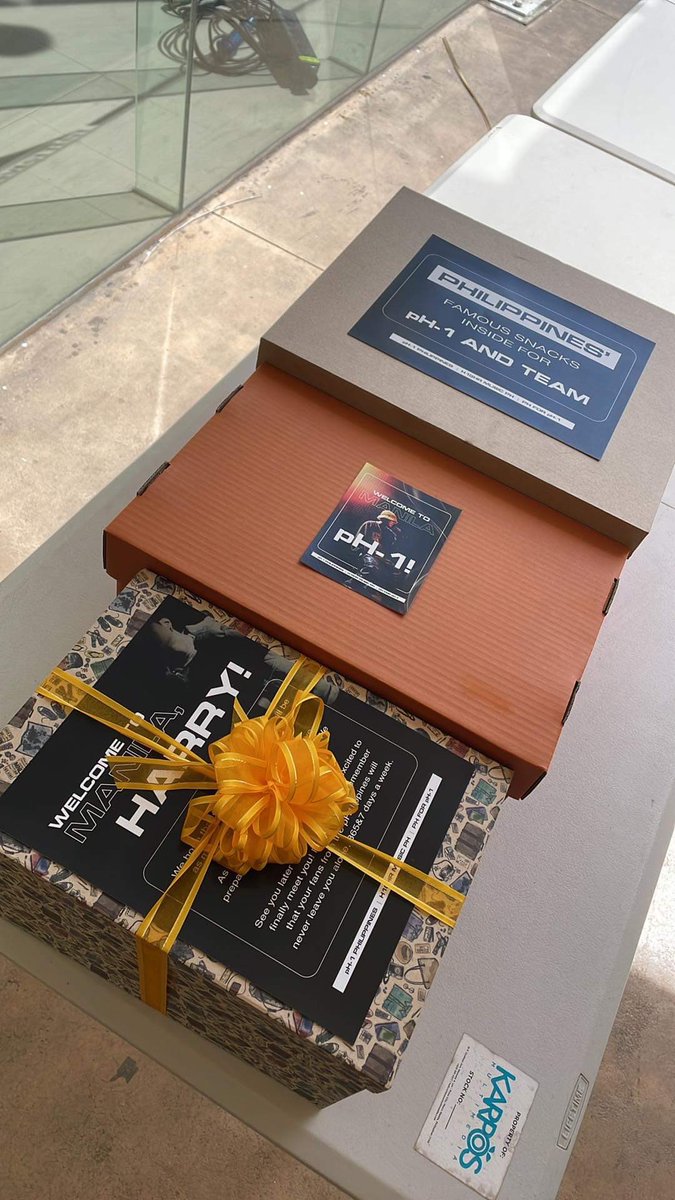 ph1thehomebodyy's tweet photo. Hey, fam!!

pH-1 said that they received all the gifts &amp; enjoyed the lechon. so A HUGE THANKS to everyone who helped us in making the projects come true. we couldn’t have done it w/o you. 🧡

thank u also @KarposLive @karposmm for the opportunity to make it happen 🧡

#pH1inMNL https://t.co/rvxRN9rpii
