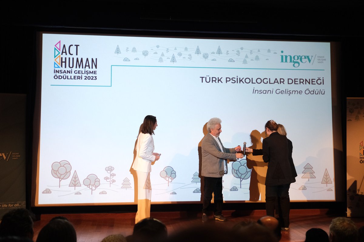 ingevorg's tweet photo. İlk günlerden itibaren deprem bölgesinde ve d��şında 1.500 gönüllüsü ile aktif destek vererek çocuk, ergen, yetişkin on binin üzerinde depremzedenin yıkımla baş etmesine büyük destek veren @TPDBilgi Başkan Cem Şafak Çukur’a Basın Konseyi Başkanı Pınar Türenç ödülünü verdi.