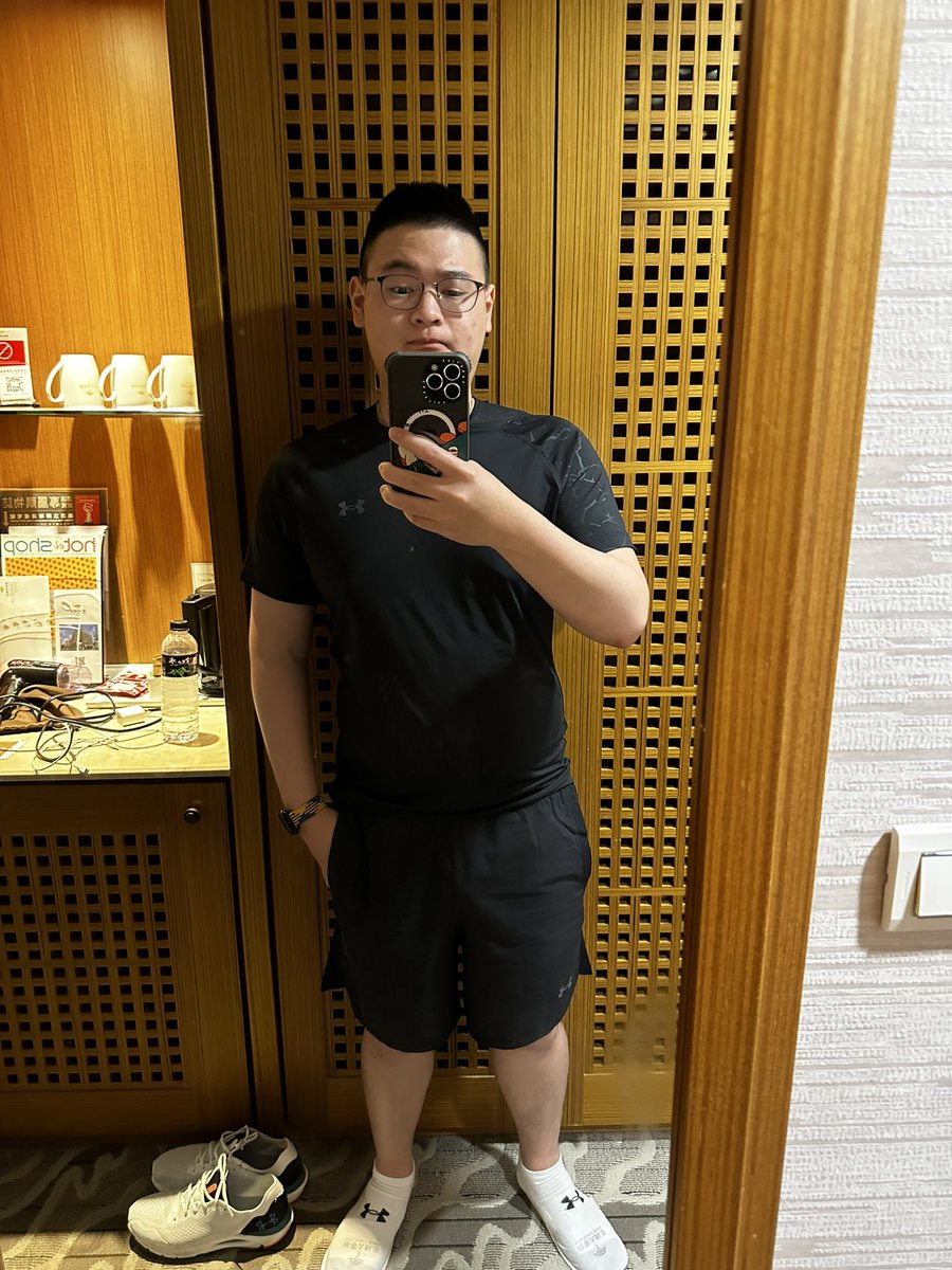 chin142240's tweet photo. 非常不會自拍😂有夠難
最近吃太多，肚子凸起來了🫠
但整套UA超香😍

#UA https://t.co/a7upL1ACNx
