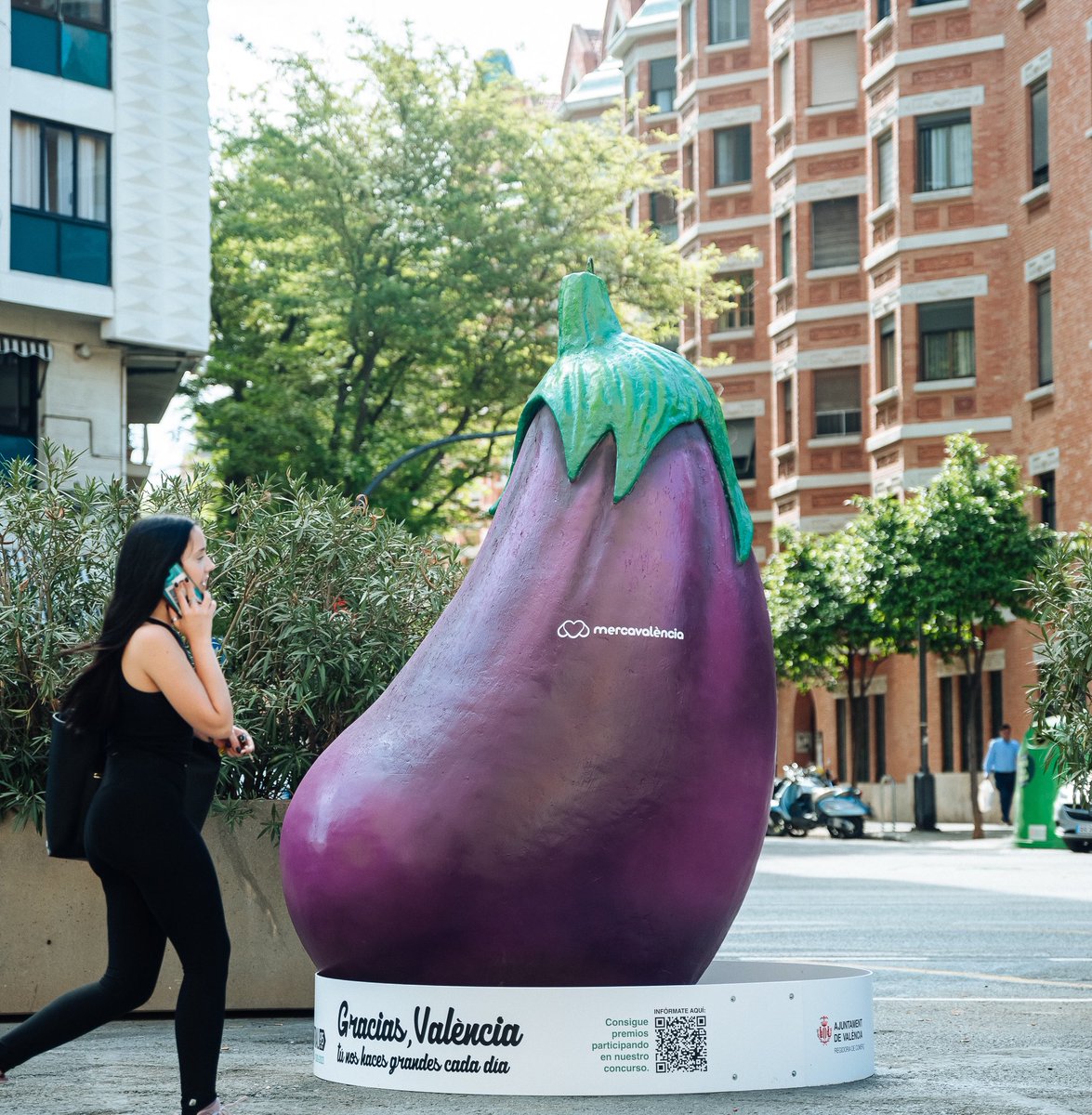 MCentralVlc's tweet image. ✅⭕️ ¡Participa en la yincana del #Mercat Central! Le damos las GRACIAS a València por acompañarnos en estos primeros 95 años.

Gana premios haciéndote fotos con las frutas y verduras distribuidas por València usando el hashtag #95MERCATCENTRAL

+ info: mercadocentralvalencia.es/ActividadesWeb…