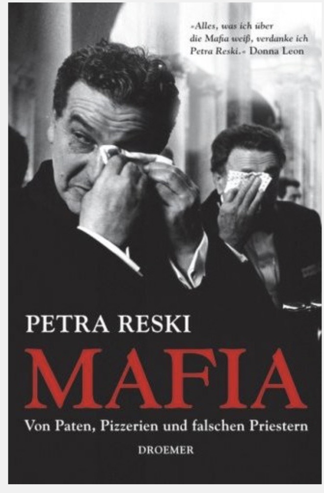 Bemerkenswert an dem jüngsten „Schlag gegen die Mafia“ ist , dass es sich um Protagonisten handelt, die seit den 1990er Jahren aktenkundig sind: über die „Erfurter Gruppe“ habe ich bereits im Jahr 2008 in meinem Buch „Mafia. Von Paten, Pizzerien und falschen Priestern“ 1/7