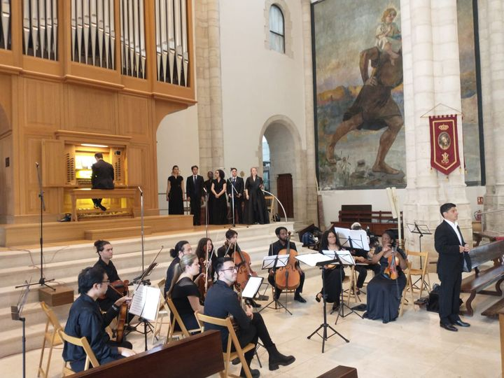 El director Javier José Mendoza y la Wertheim Camerata durante la misa cantada en la iglesia de Santa María la Mayor de Colmenar de Oreja. Detrás, el magnífico órgano #Grenzing 30/04/23 II Festival Brunetti @CamerataASoler @ColmeOrejaTuris