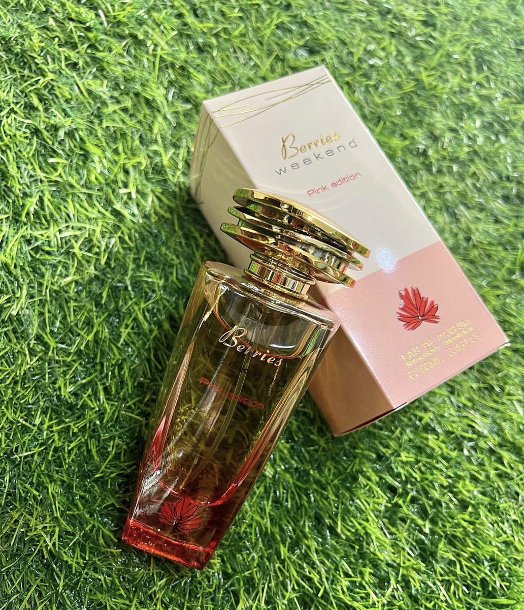 TSP_Perfumes's tweet photo. 🏷️Berries Weekend 
Pink Edition 
EDP: 100ml
This is a rich fruity sweet fragrance for women of class and elegance. A sheer fragrance with top notes of tangerine, tree sap and reseda plant. Delicate floral heart notes of wild rose, peach blossom, iris and hyacinth. 
Price: 9000 https://t.co/t75sUsdM1U