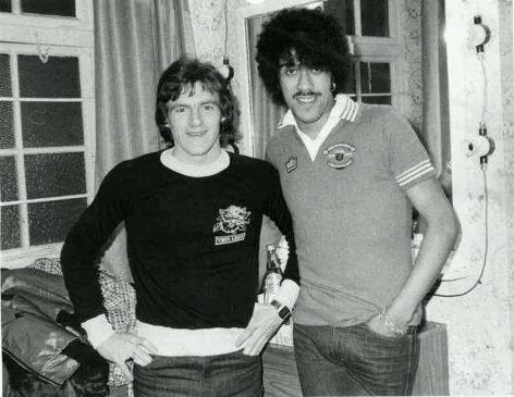 UtdBeforFergie's tweet photo. I've posted this a million times but it's so good. 2 total legends - Utds' Steve Coppell and Thin Lizzys' Phil Lynott #mufc https://t.co/1ecQDec5dE