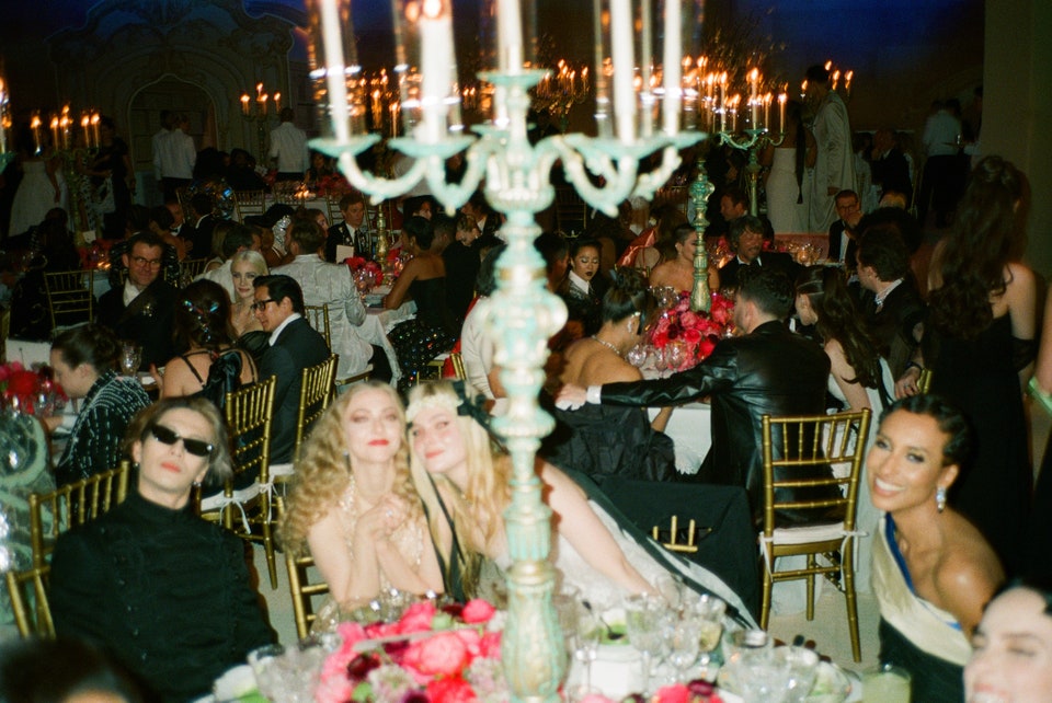 [PRESS] 230504 <a href="/voguemagazine/">Vogue Magazine</a>

📸 Jackson Wang, Amanda Seyfried and Elle Fanning
Photographed by Cara Delevingne
vogue.com/article/cara-d…

#JacksonWangMetGala
#JacksonWang #王嘉尔 #잭슨 #TEAMWANG <a href="/JacksonWang852/">Jackson Wang</a>