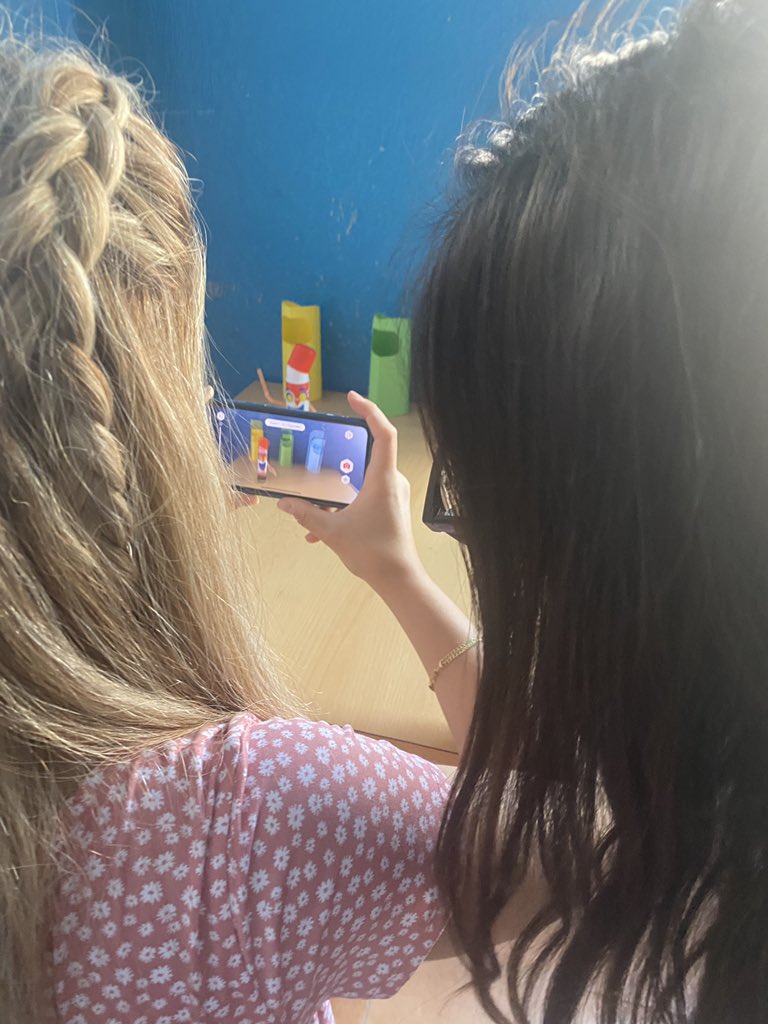 La semana pasada estuve disfrutando con compañeros y compañeras del cole #HijasdeSanJosé llevando a cabo un taller Fe #stopmotion e #inteligenciaartificial #IA #competenciadigital <a href="/dgafprofesorado/">F. Prof. Aragón</a> <a href="/Cddaragon/">CDD Aragón</a>