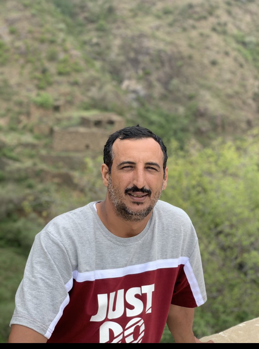 algthrade's tweet photo. يقال: الدين المعاملة 

في الصورة الأولى عمال مؤسسة الجرعي للمقاولات يزورون قبر كفيلهم ويدعون له .
الكفيل الذى كان يشاركهم أحزانهم وأفراحهم الشخصية ويرى أنهم سبب للرزق وليسوا أداة  للاسترزاق. 
غفر الله له وتجاوز عنه . https://t.co/IcTN7hhuCR