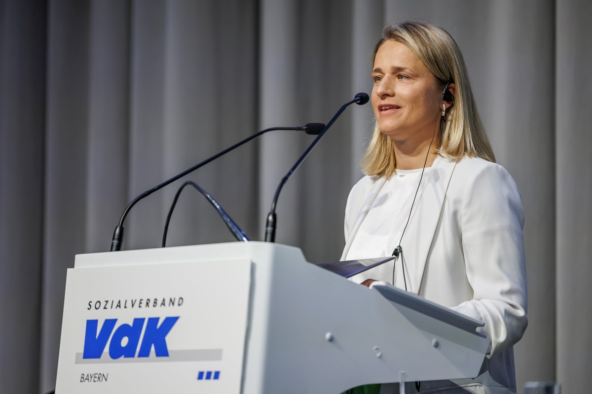 VdKBayern's tweet photo. Herzlichen Glückwunsch, Verena Bentele 🤗👏! VdK-Präsidentin Verena Bentele wurde heute auf dem Landesverbandstag als neue Landesvorsitzende des Sozialverbands VdK Bayern einstimmig gewählt 💐. https://t.co/G5LjfaTN1q