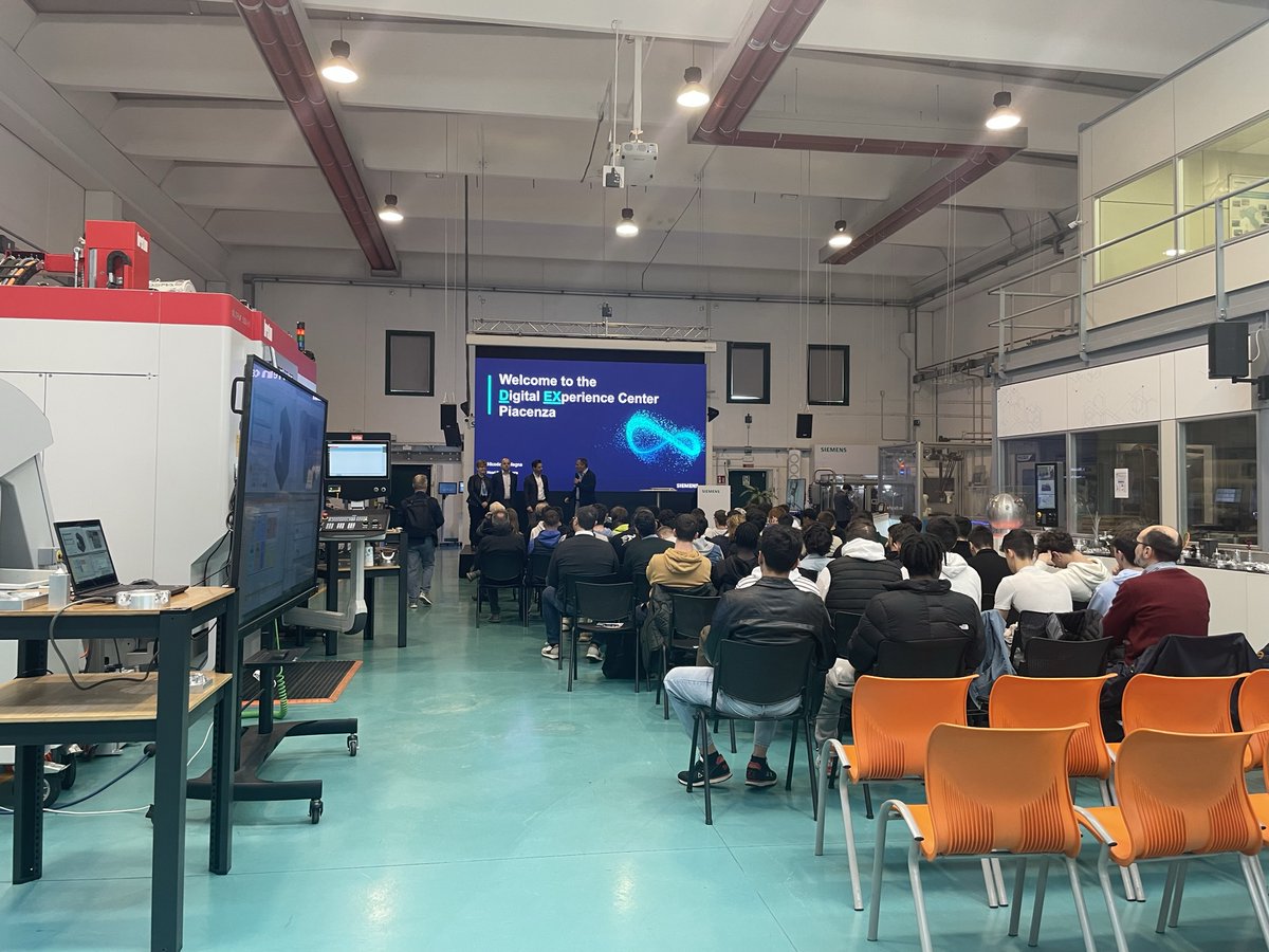 Ieri al DEX Siemens di Piacenza, in collaborazione con <a href="/ConfindustriaPC/">Confindustria Piacenza</a>, abbiamo accolto più di 100 studenti e studentesse in occasione dell’#OpenDay della #digitalizzazione. Tra i temi toccati: #cybersecurity, #DigitalTwin, #Mindsphere e #IndustrialEdge for Machine Tools.