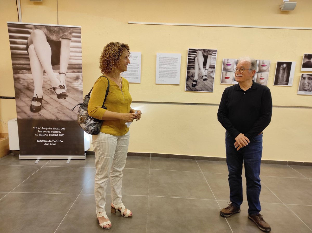 CConcabella's tweet photo. Inaugurada, a la Biblioteca de Guissona, l'expo 'Pedrolo, revelat negre', de Miquel Traveria i Georgina Gorriz. Els fotògrafs recreen en imatges 2 novel·les de Pedrolo, 'Joc brut' i 'L'inspector fa tard'. Fins al 23 de juny. @7lletres @BiblioGuissona @mdepedrolo @Espai_Pedrolo https://t.co/OSB6DDSqd2