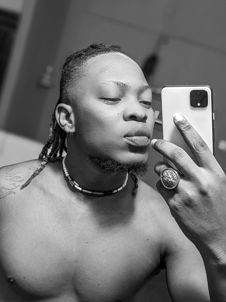 FeyoDemidieu's tweet photo. Les photos qu'on prend devant nos miroirs, seraient elles les seules souvenirs qu'on garde de nos miroirs ? 🤥
#MayThe4thBeWithYou #miroirmiroir #TgTwittos https://t.co/m1nVuPUjeo