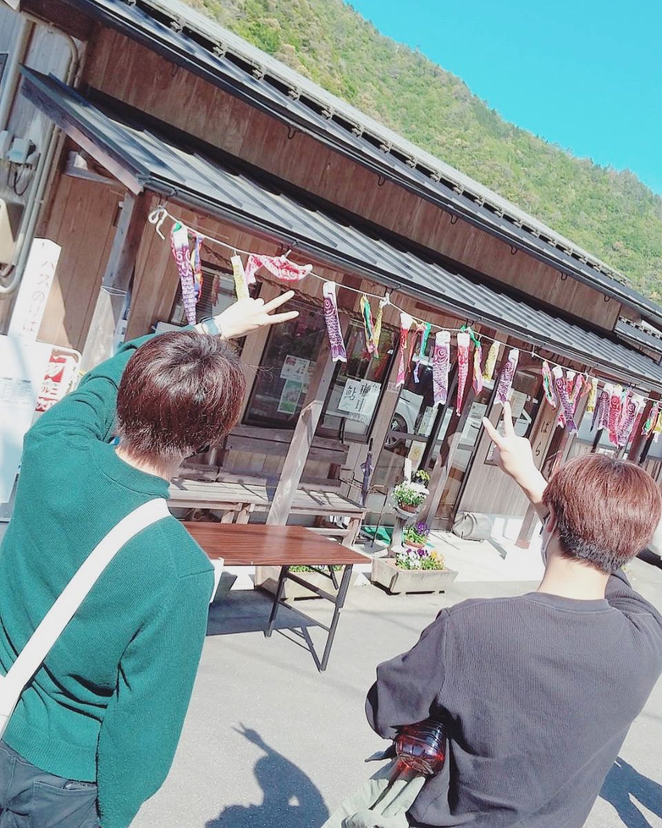 Sunfes_Kochi's tweet photo. こんにちは！
昨日は梼原町の新緑祭にお手伝いに入ってきましたー😎
パンにお餅や猪肉など美味しいものを食べ、森の遊歩道で涼み、四国カルストから四万十川の源流を臨む景色に浸るッ！
年度始めの疲れが溶けていくようでした✨新しいトンネルも開通し、避暑のドライブも良さそうですねー！
#sunfes https://t.co/Qs1wPXUyFi