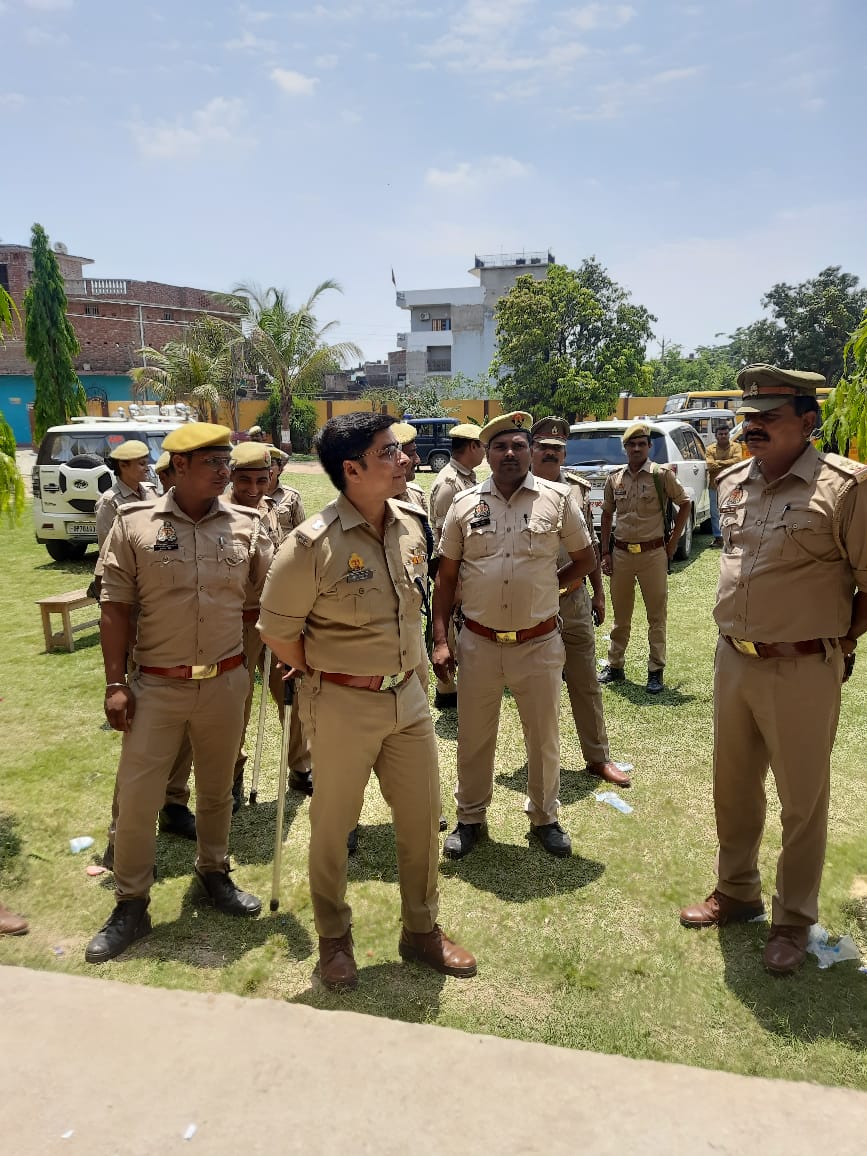 स्थानीय निकाय सामान्य निर्वाचन-2023 को सकुशल, निष्पक्ष, पारदर्शिता एवं शांतिपूर्ण ढंग से सम्पन्न कराने हेतु अपर पुलिस अधीक्षक व सीडीओ महराजगंज द्वारा SSM इंटर कॉलेज नौतनवा में बने मतदान केन्द्र/बूथों का निरीक्षण किया गया एवं आवश्यक दिशा निर्देश दिए गए।
<a href="/ceoup/">CEO Uttar Pradesh</a> <a href="/ECISVEEP/">Election Commission of India</a> <a href="/Uppolice/">UP POLICE</a>