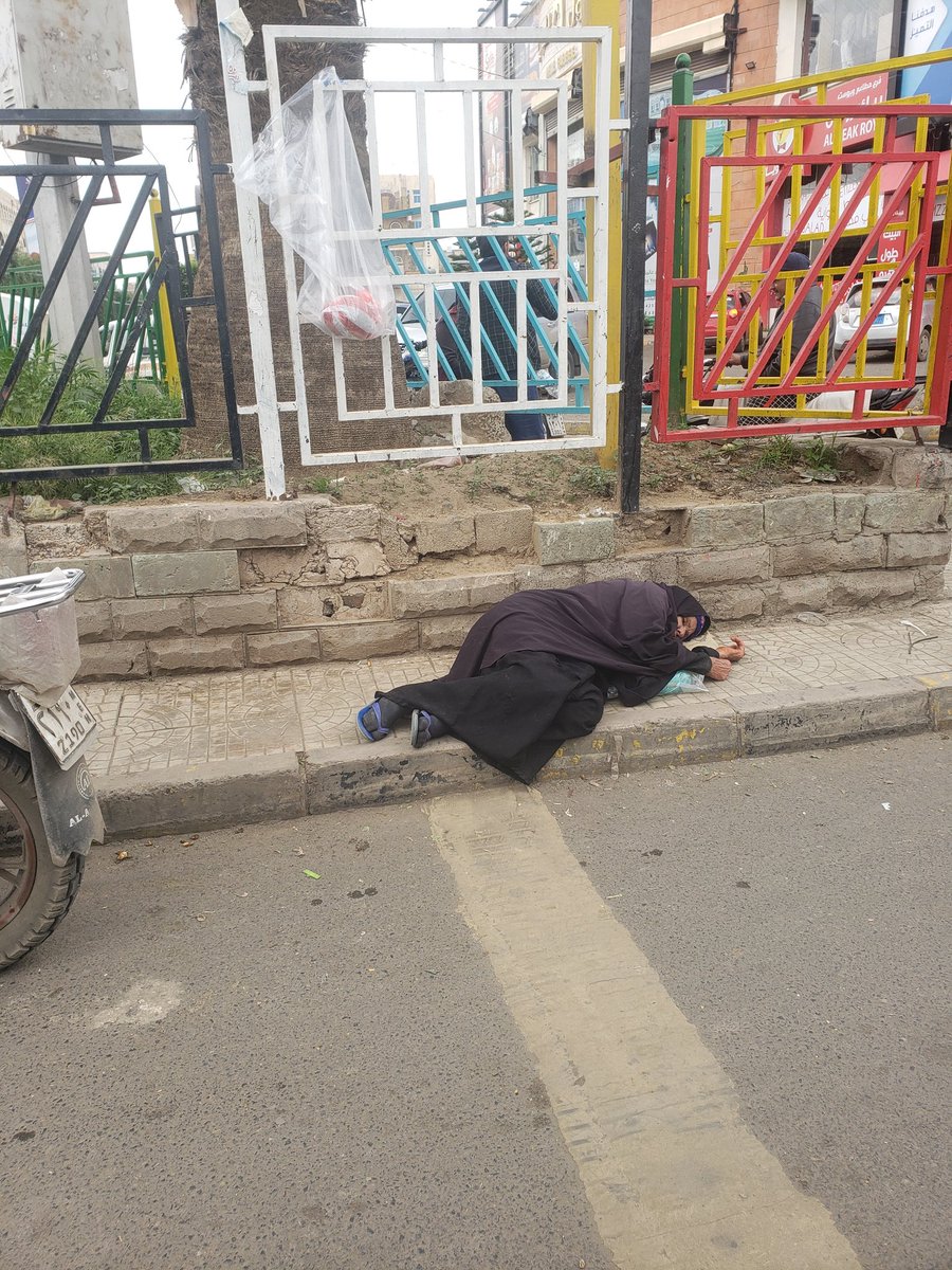 Abdalraqep's tweet photo. التقطت للتو صورة لهذه العجوز المسنة ،وهي نائمة برائعة النهار تحت زمهرير الظهيرة بجولة الرويشان..

اين نصيبها بالزكاة يامؤمنين؟

اليس المال مال الله؟

وانتم تجمعون سنويا مئات المليارات زكاة بااسم الفقراء والمساكين!!!

فاين ت��هب تلك المليارات؟

والشوارع تعج بامثال هذه المسنة https://t.co/5iVheWqxWo