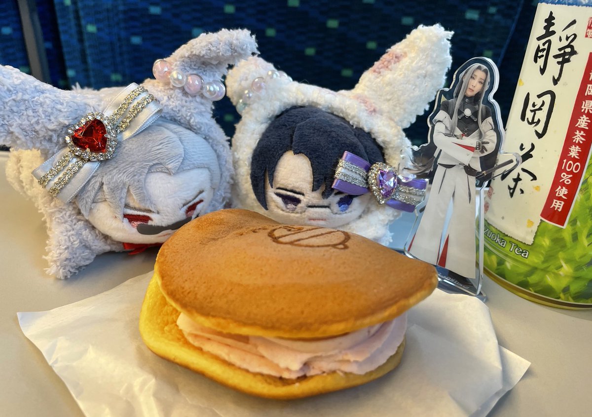 「うさにこもちとうさちょもちとひめちゃん、コロンバンのイチゴどら焼きだよ」|焦土の片桐🦀のイラスト