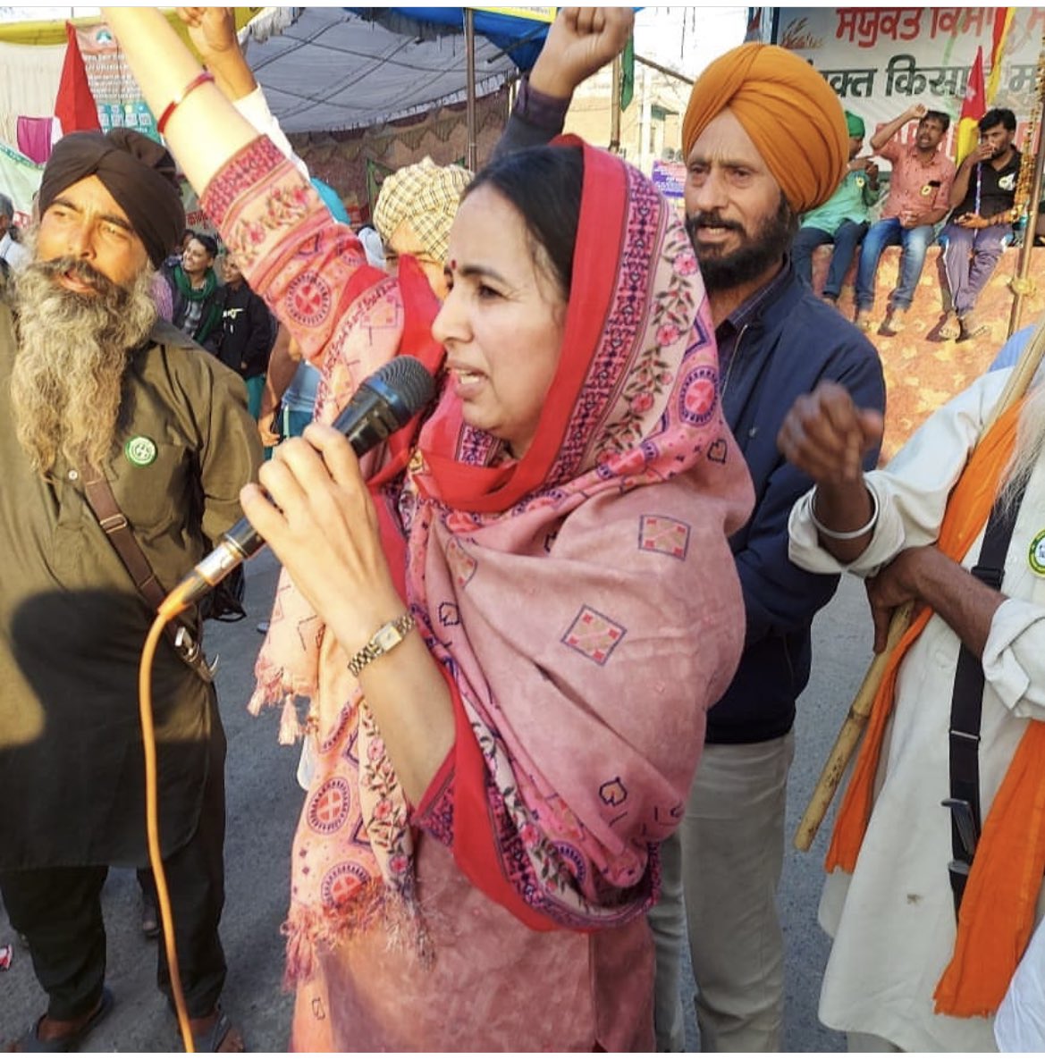 thehawkeyex's tweet photo. Sudesh Goyat, a whatever-fits-in activist from Haryana, was last active during Farmer Protest. She now has made a wild card entry into Wrestlers Protest, and is well versed in grabbing the media attention. #Andolanjivi https://t.co/3vj3zkzV3Z