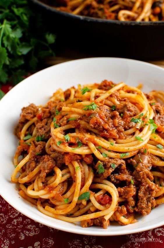 azazelowa's tweet photo. Po raz pierwszy od ponad 40 lat Włoska Akademia Kuchni (Accademia Italiana della Cucina) odnowiła przepis na prawdziwy sos boloński.

Do tej pory obowiązywał przepis zatwierdzony przez Bolońską Izbę Handlową w 1982 roku. Wówczas za niezmienną podstawę tradycyjnego i+ https://t.co/INsuViQWUi