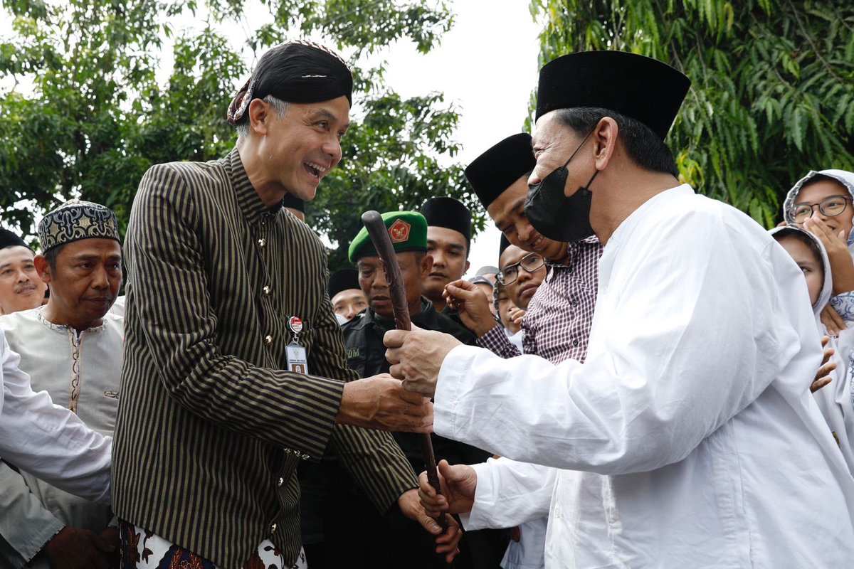 "Ya Allah Gusti kulo nyuwun
Gesang berkah istiqomah
Panjang umur sregep ngibadah
Benjang pejang husnul khotimah."

Syair itu selalu beliau lantunkan sebagai pengingat kita semua dalam Jamaah Muji Nabi (Jamuna) setiap malam jumat di Girikusumo Mranggen Demak. Itulah benteng jiwa