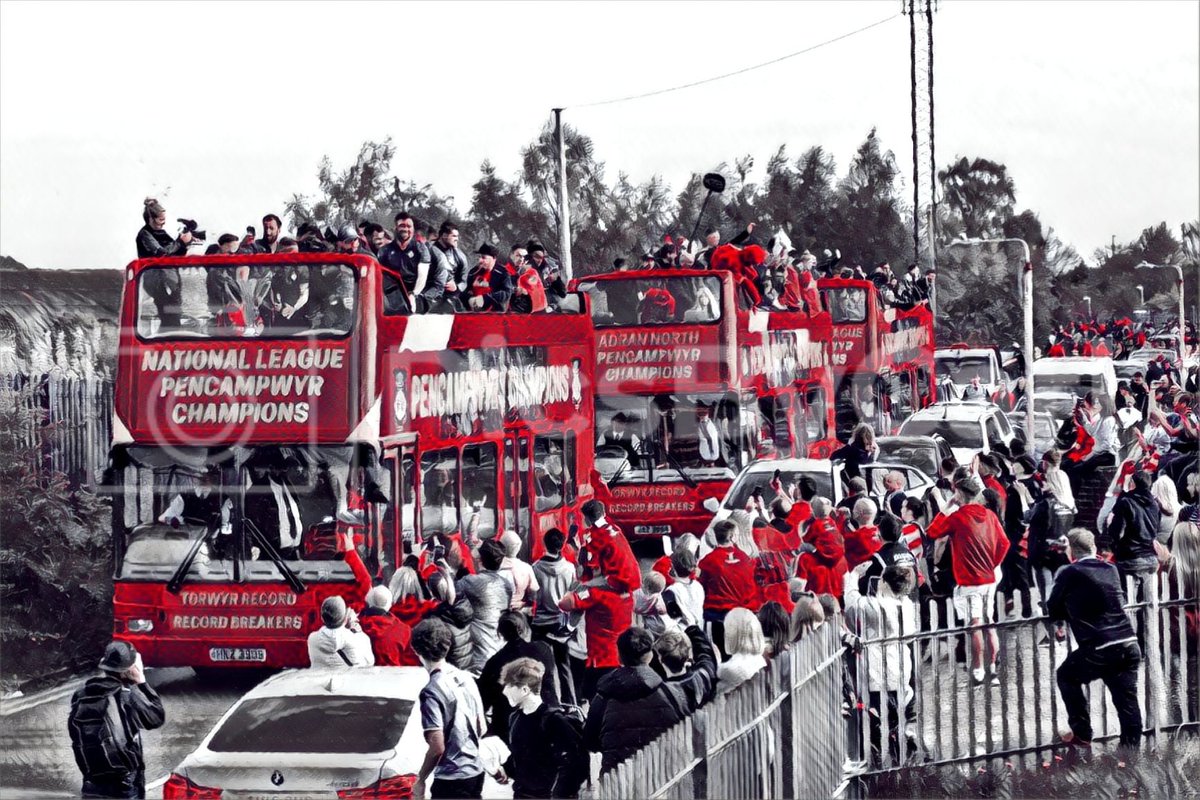 PicsByCarl's tweet photo. @RMcElhenney Just a great moment for the town. 40k people in attendance and no issues or trouble. 🏴󠁧󠁢󠁷󠁬󠁳󠁿 https://t.co/CrcE5qCjsi