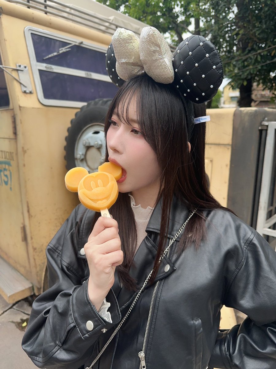 SD_YUKI1008's tweet photo. インスタ用のかわいいパクッした後、
普通に素で食べてるのもとられてて最後ニヤけてる https://t.co/XF1siwd2RK