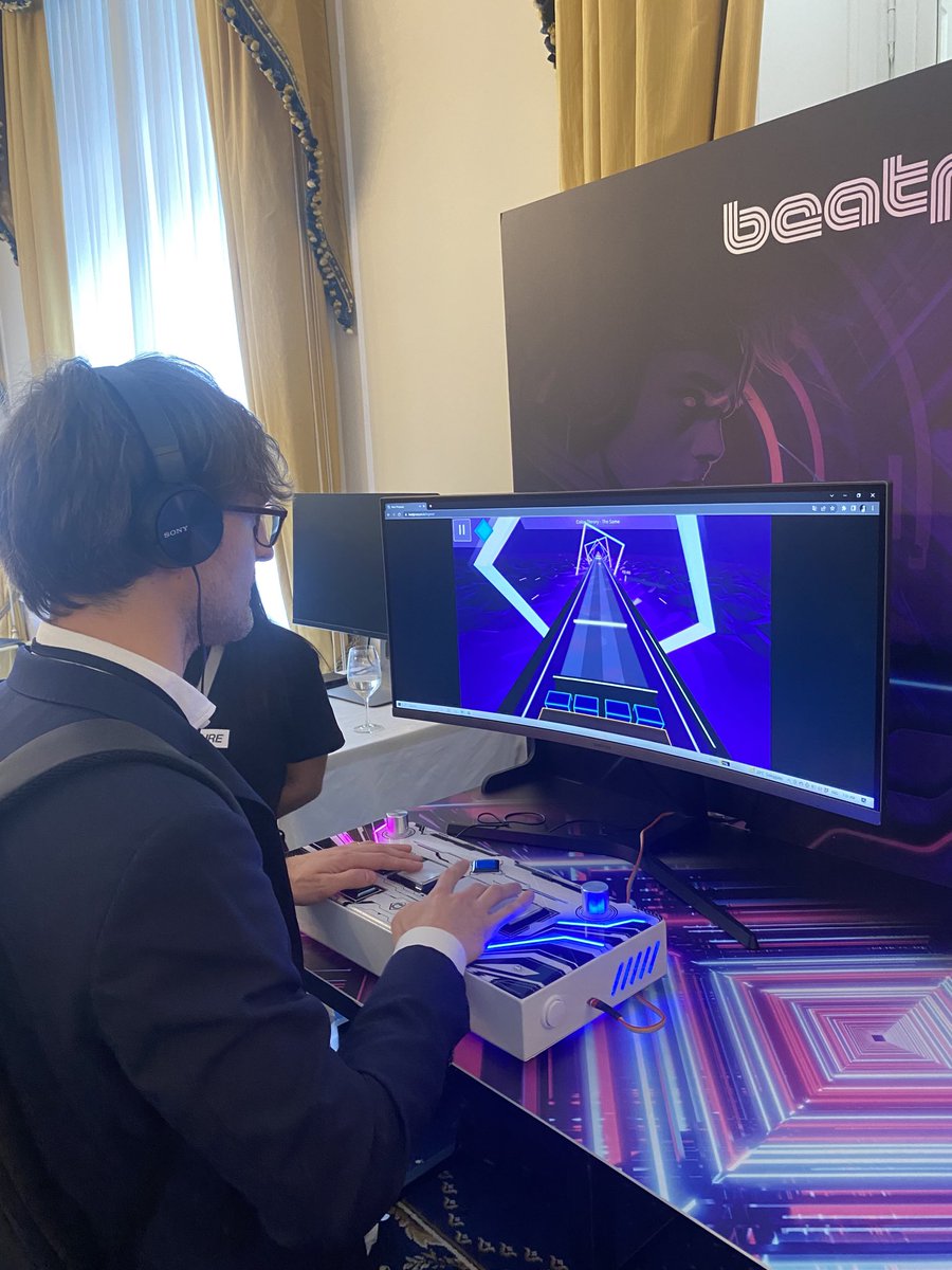 Playing Beat Pressure at #decentralizedlugano