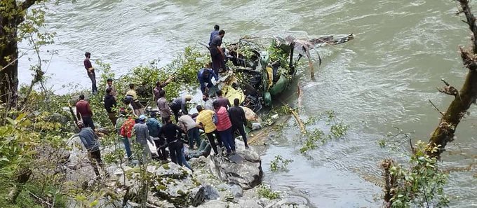 सेना का ALH ध्रुव हेलीकॉप्टर जम्मू-कश्मीर के किश्तवाड़ के पास दुर्घटनाग्रस्त हो गया, हादसे में पायलटों को चोटें आई हैं लेकिन वे सुरक्षित हैं.
#ALH #helecoptercrash #JammuKashmir #Kishtwar #accident #Pilot #Jammu #IndianArmy #ALHDhruv