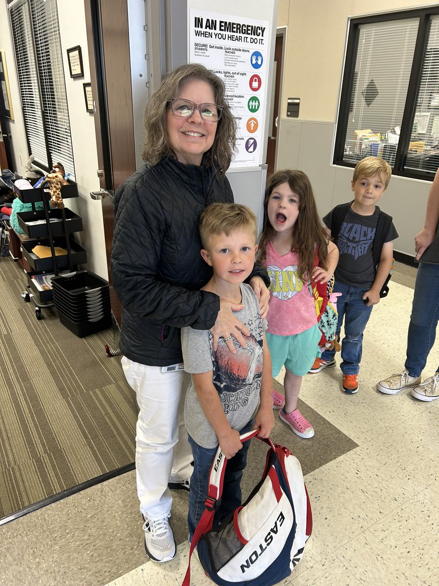 Jaimeclarkstory's tweet image. I enjoyed getting to visit  with @LeslyeMitchell on Monday @HV_Vikings. She does such a great job leading that campus! And it was a bonus that it was on National School Principal Day! Thank you to all our communities for showering our principals with love that day!