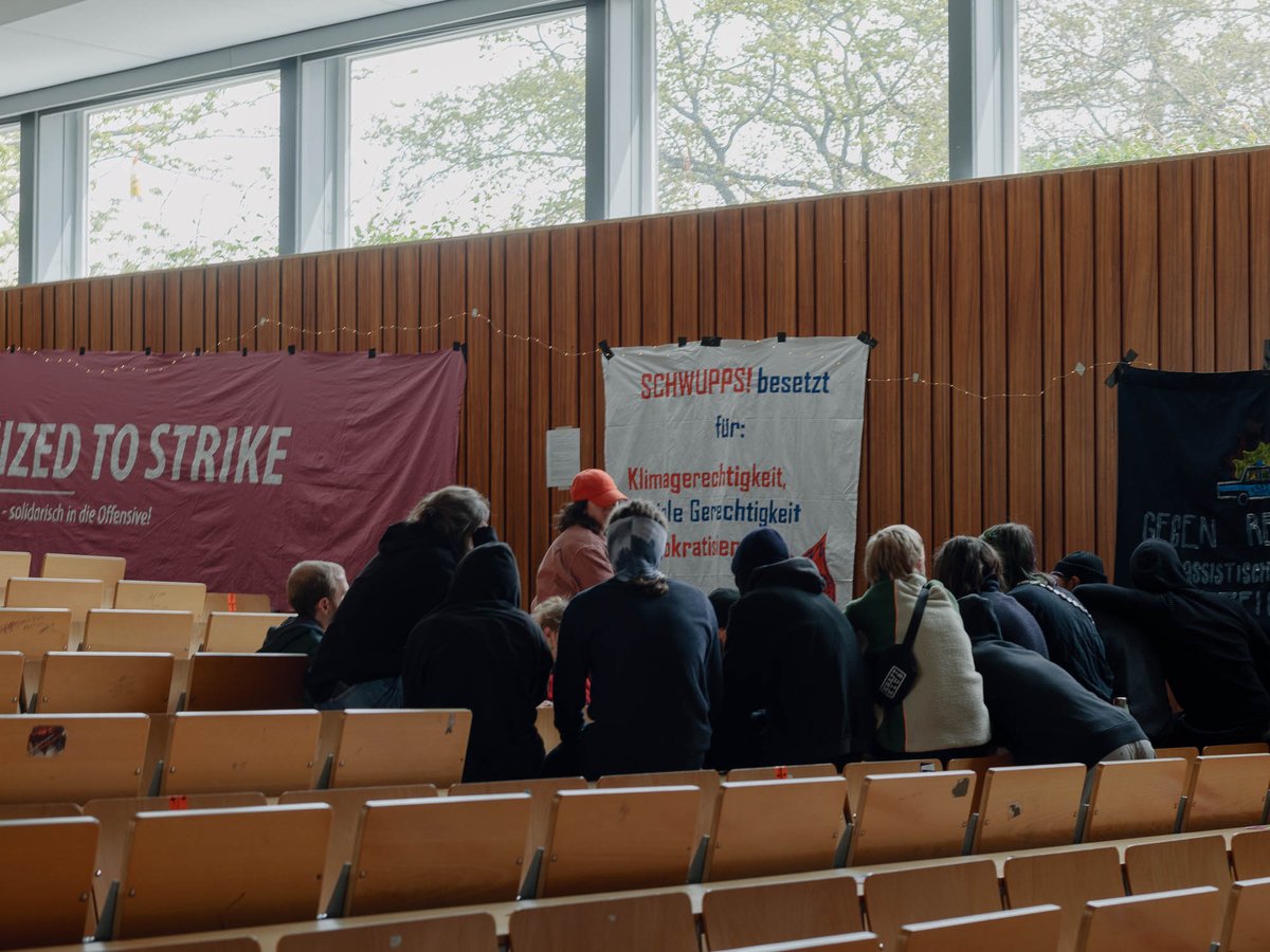 <a href="/Schwuppsbesetzt/">Schwupps!</a> besetzt seit dem 03.05 12:00 mit einer Gruppe von über 35 Studierenden den
Hörsaal in VMP9 an der #unihamburg 

1/5