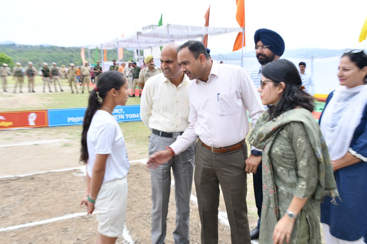 Div. Com. Jammu inaugurates INTER PANCHAYAT SPORTS Competitions under NASHA MUKT BHARAT ABHIYAAN
Deputy Commisioner Jammu Smt. AVNY Lavasa (IAS) presents guest of honour to Sh. Ramesh Kumar (IAS) Divisional Commissioner Jammu during the above Said Inaugural function.