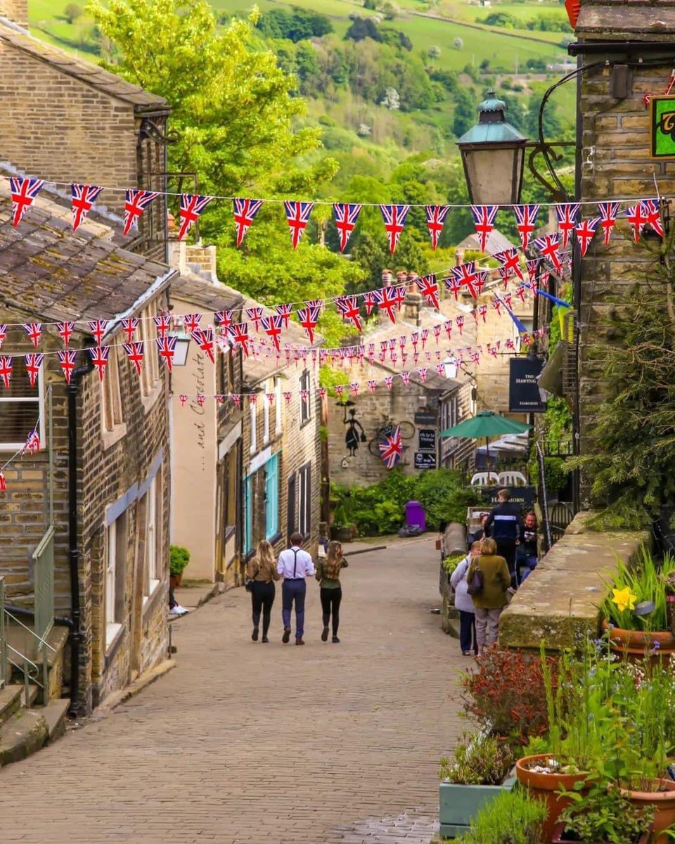 agranddayoutnet's tweet photo. Haworth, West Yorkshire🇬🇧🍃
Haworth hosts one of the biggest and best 1940s events in the UK. This year on May 20th to May 21st.#AGrandDayOut  family #DaysOut☀️ https://t.co/Yrxe1vxaBG