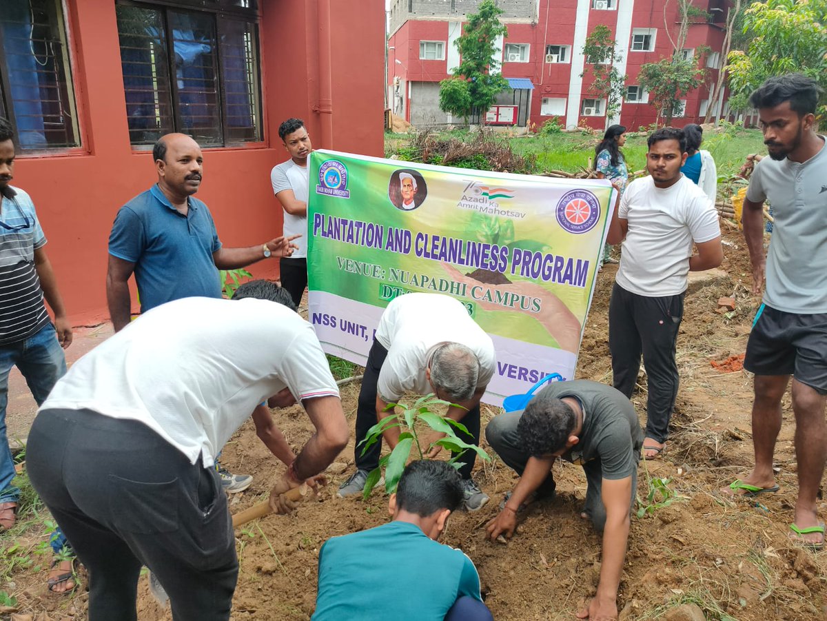Plantation & Cleanliness drive at Fakir Mohan University, Balasore
@FakirMohanUniv @_NSSIndia @nssbbsr