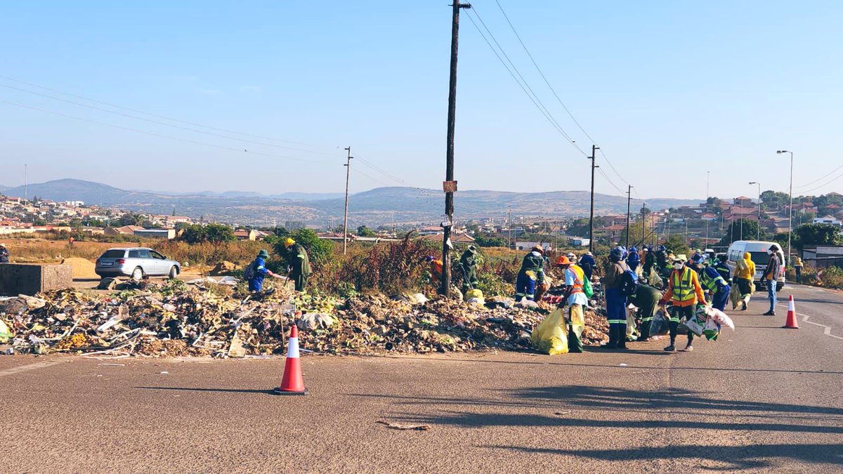 tshwane_mayor's tweet photo. Clean-up campaigns like this one in Atteridgeville are great initiatives that will hopefully inspire other residents to keep their communities clean and stop littering. The  City cannot do it alone, we must all work to keep Tshwane clean. @CilliersB @CityTshwane https://t.co/be0pHCW4ZX