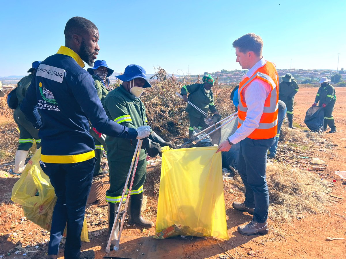 tshwane_mayor's tweet photo. Clean-up campaigns like this one in Atteridgeville are great initiatives that will hopefully inspire other residents to keep their communities clean and stop littering. The  City cannot do it alone, we must all work to keep Tshwane clean. @CilliersB @CityTshwane https://t.co/be0pHCW4ZX