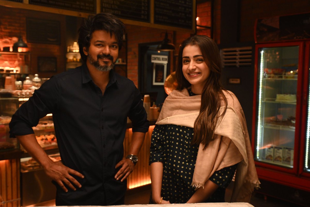 FilmyFlex's tweet photo. #filmyflex :- 😍Absolutely Adorable pair @actorvijay & @trishtrashers from the Sets of Leo 😎🌟
#Vijay #Trisha #ThalapathyVijay #Vijay #Leo #LokeshKanagaraj #HBDTrishaKrishnan https://t.co/Ycio5loNQV