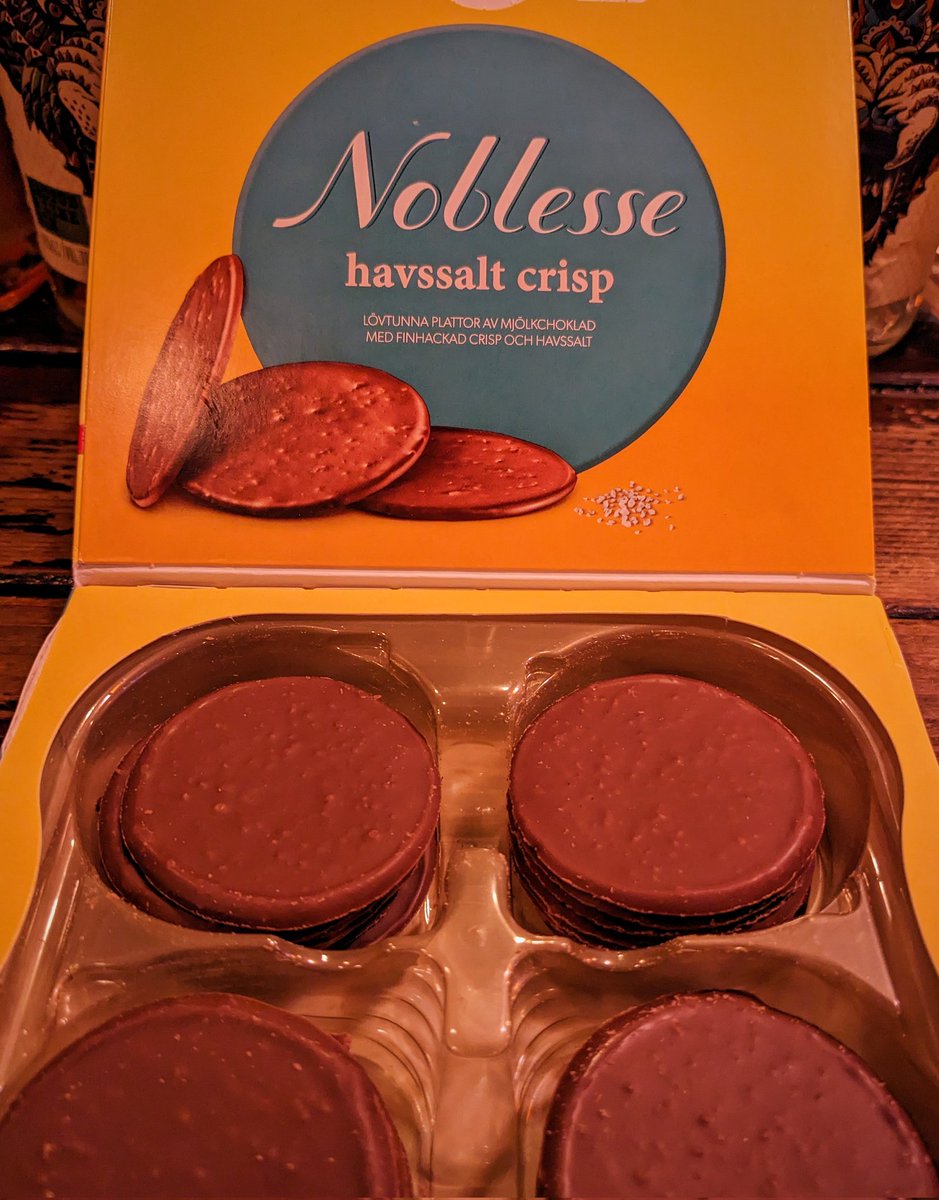 wataru_bartail's tweet photo. 【NOBLESS sea salt chocolate/お通し】
スウェーデン土産のチョコレートが今夜のお通し。潮気をまとった薄仕立てのチョコレートはウイスキーとの相性抜群。数量限定。本日も17時開店4時閉店でお待ちしてます。
#Bartail #高円寺 #バー #お通し #チョコレート #nobless #スウェーデン #朝まで営業中 https://t.co/shk2SJ0vqE