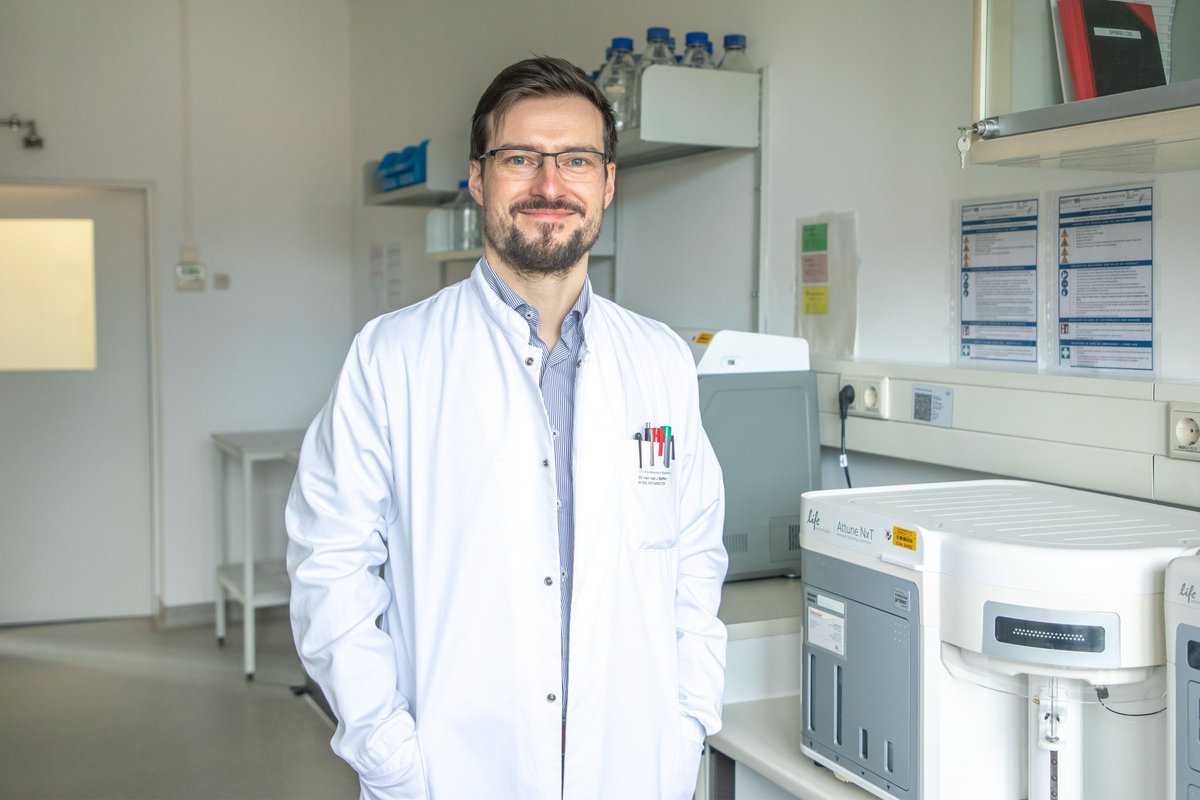 Die Wechselwirkung zwischen #Nervensystem und dem körpereigenen #Abwehrsystem besser verstehen. Für seine Forschungsarbeiten auf diesem Gebiet gewinnt Dr. Johannes Steffen den Nachwuchsforschungspreis der #MedizinischenFakultätMagdeburg. 👏

👉med.uni-magdeburg.de/News/Nachwuchs… 

#TeamUMMD