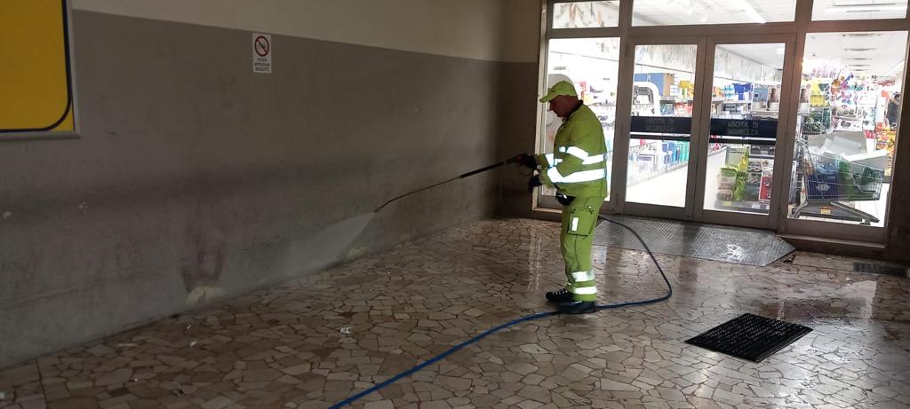 GruppoVeritas's tweet photo. Gli interventi di questa mattina degli #operatoriveritas nel centro di #Mestre. 👷👷‍♂️

Si prepara la città ad un nuovo inizio di giornata. ☀️ https://t.co/kvA2gbtITg